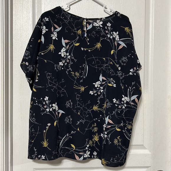 🆕SHEIN Blouse - Picture 2 of 3